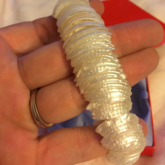 Beautiful white opalescent Jade seashell bracelet - Picture 3 of 4