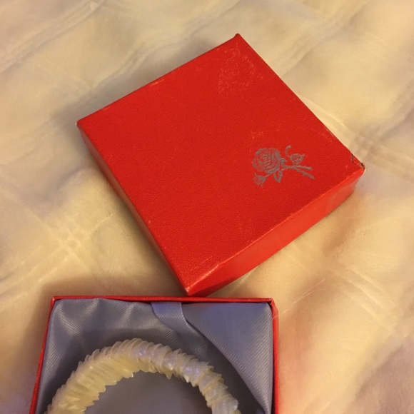 Beautiful white opalescent Jade seashell bracelet - Picture 4 of 4