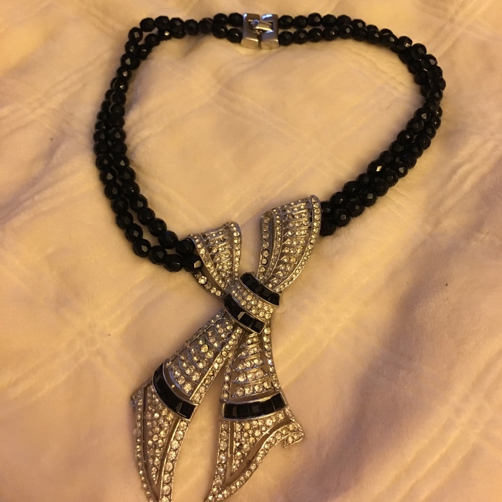 Very beautiful bow necklace