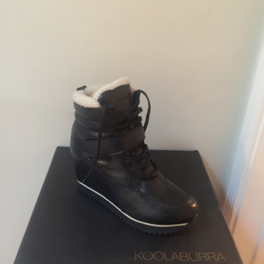 Koolaburra- black leather snow Jog