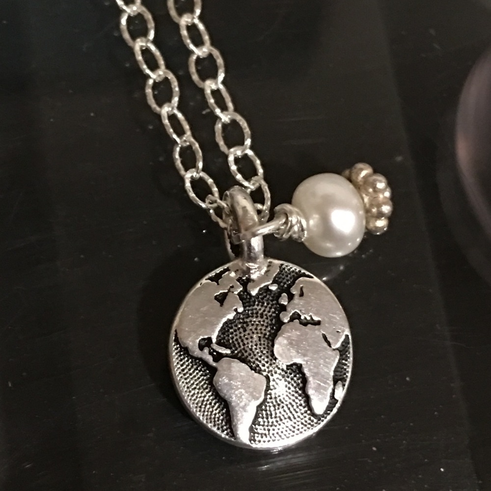 World pendant with pearl. Strl silver 16" chain.