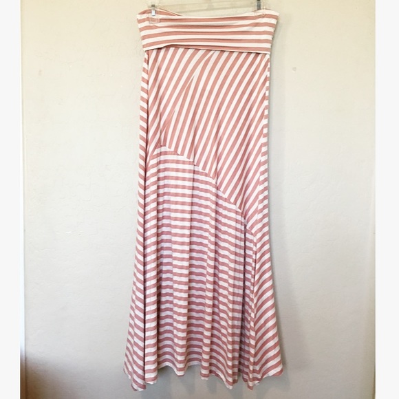 Dresses & Skirts - NWT Pink and white maxi skirt Size Large