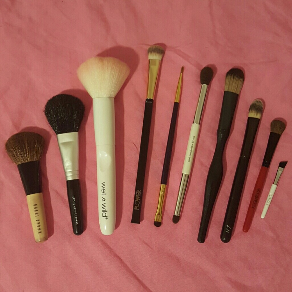 10 Makeup Brushes!