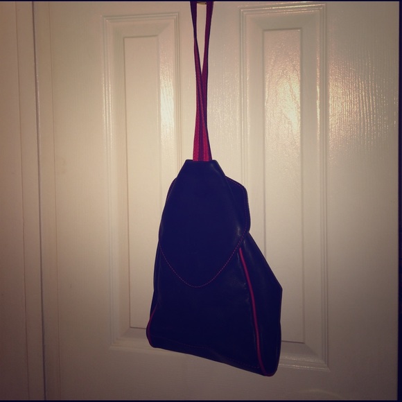 Black Italian genuine leather handbag/backpack - Picture 6 of 8