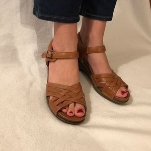 NWOT Clarks Unstructured Sandal, Camel, Size 9.5M