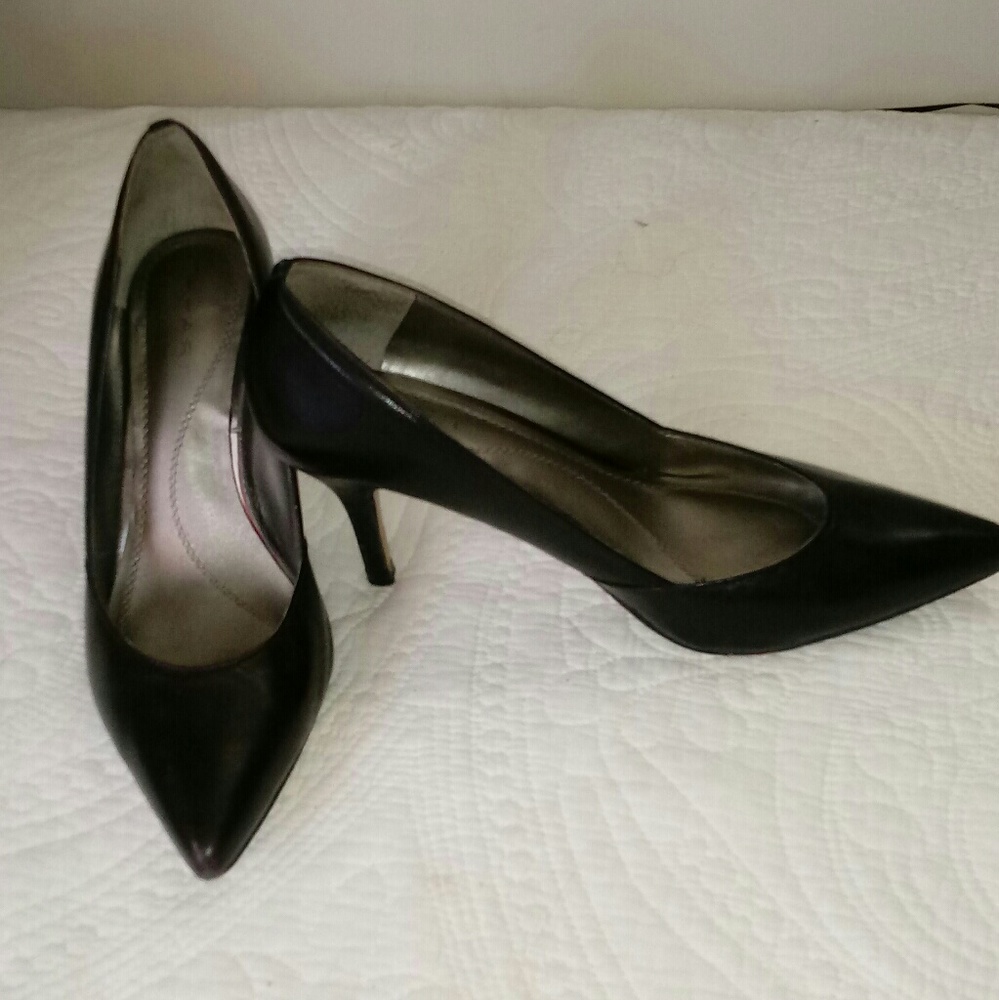 Tahari pumps like new