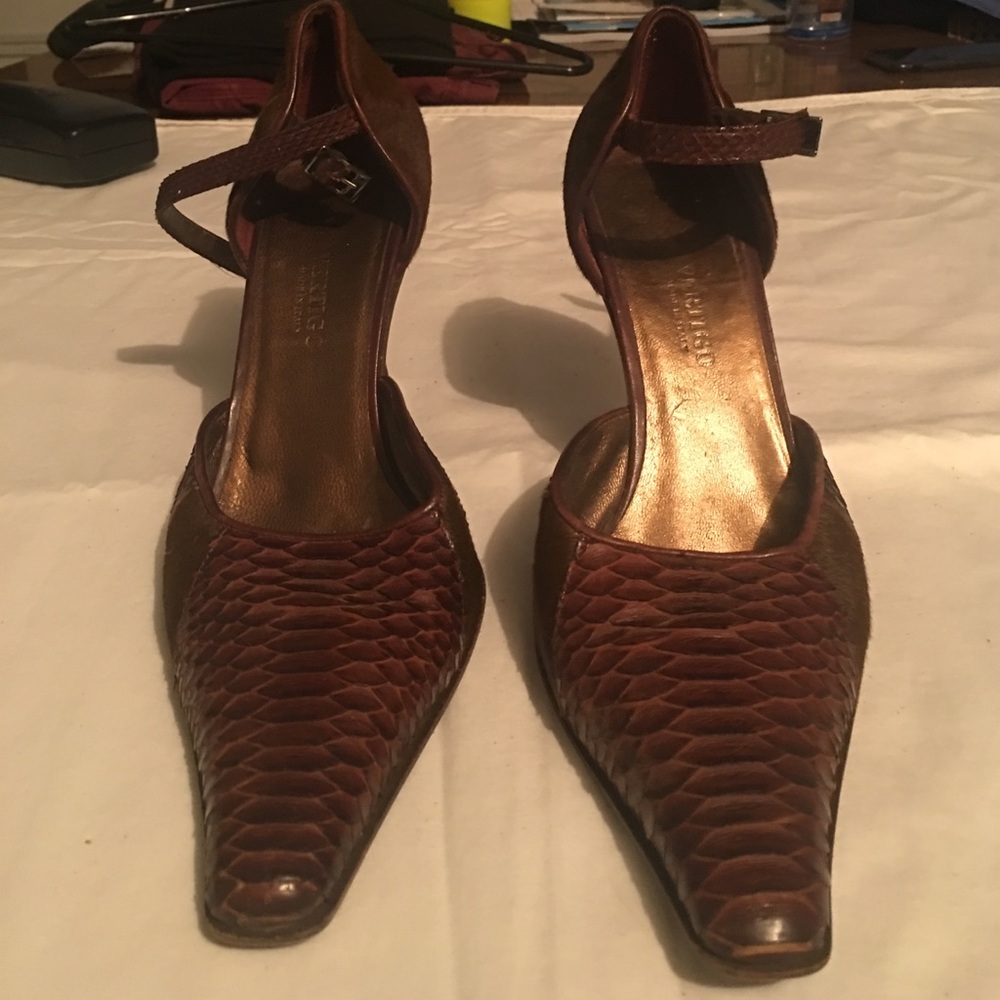 Brown pumps with snake skin and fur mix