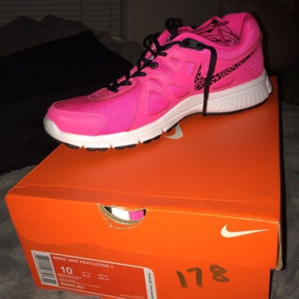 Nike tennis shoes women's 9-10 condition