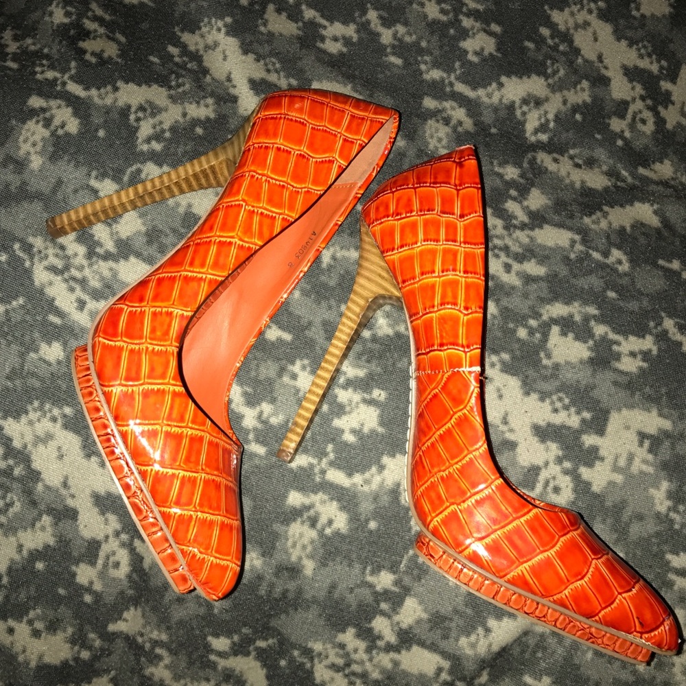 Lightly used Siren crocodile embossed pump🍊🍊🍊