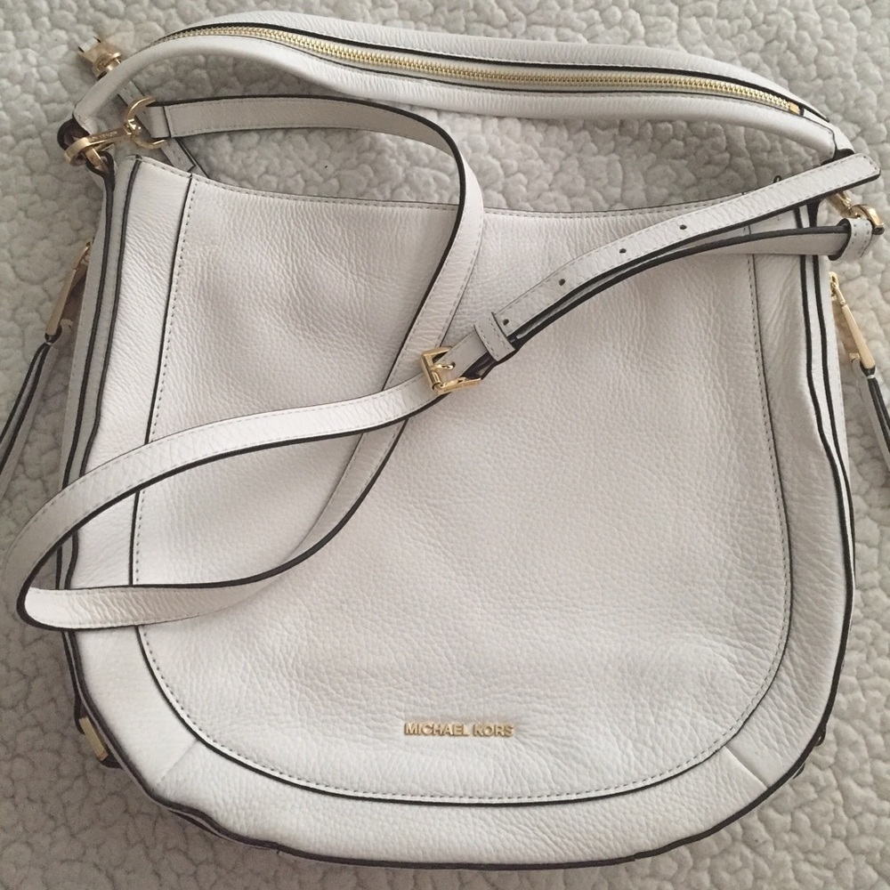 Like New!! Genuine leather Michael Kors purse 🌷