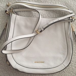 Like New!! Genuine leather Michael Kors purse 🌷