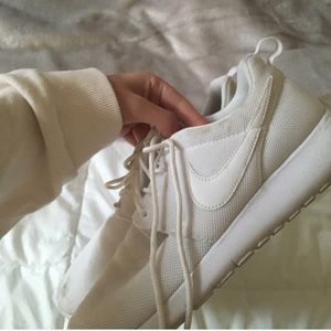 White Nike roshe run