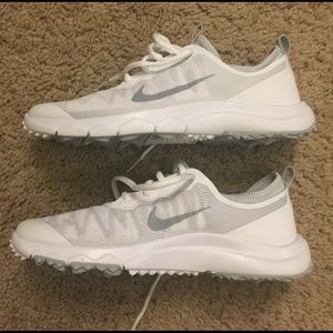 NWOT white nike shoes