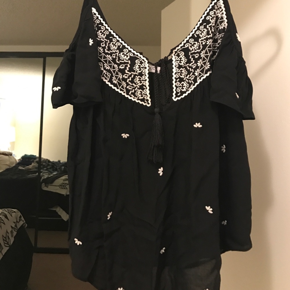 Black flowy top with white design