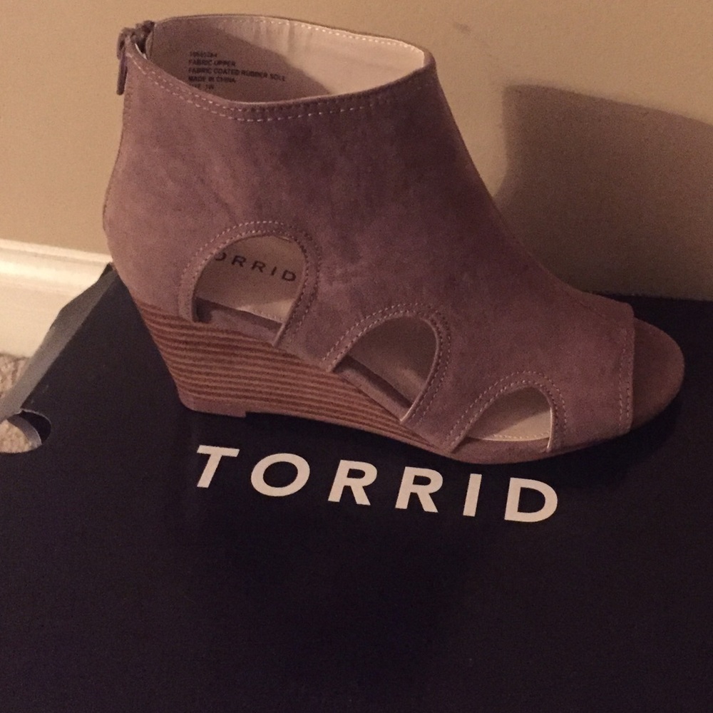 Peep toe bootie
