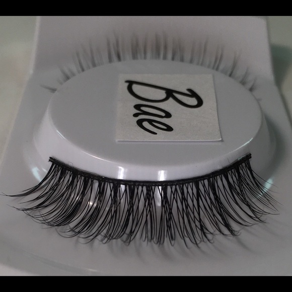 2D Mink Eyelashes in "Bae" - Picture 2 of 4