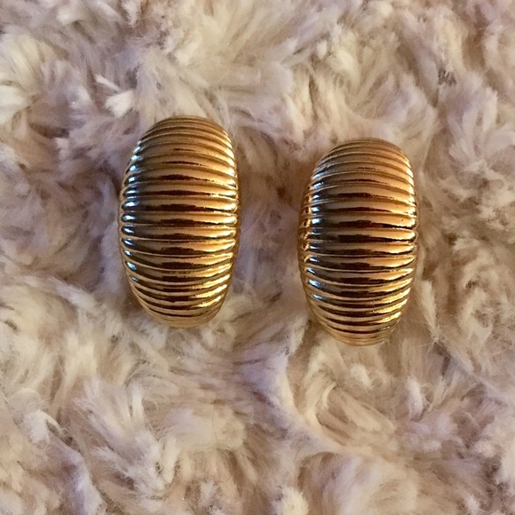 Authentic Christian Dior VNTG gold clip earrings - Picture 1 of 2