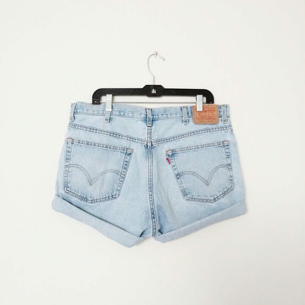 Distressed High Waist Beach Washed Levi Shorts
