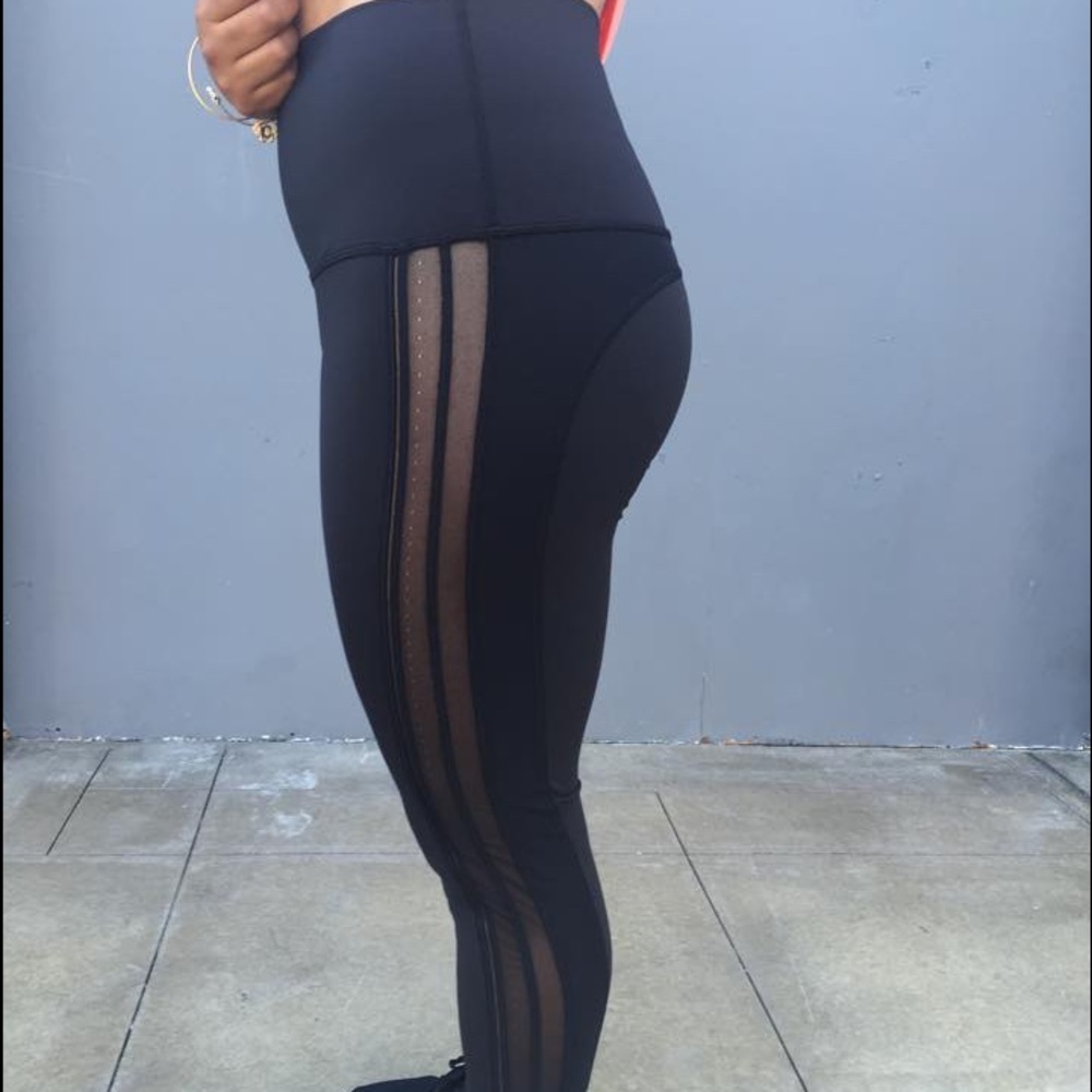 ❌ SOLD ❌ Lululemon SE Mesh Stripe Wunder Under 6 - Picture 4 of 4