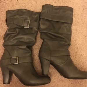 ⭐️CLEARANCE⭐️Gray Heeled Boots