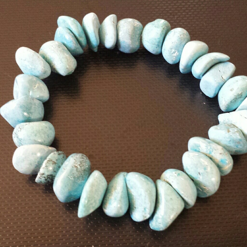 Turquoise chip stretch bracelet.