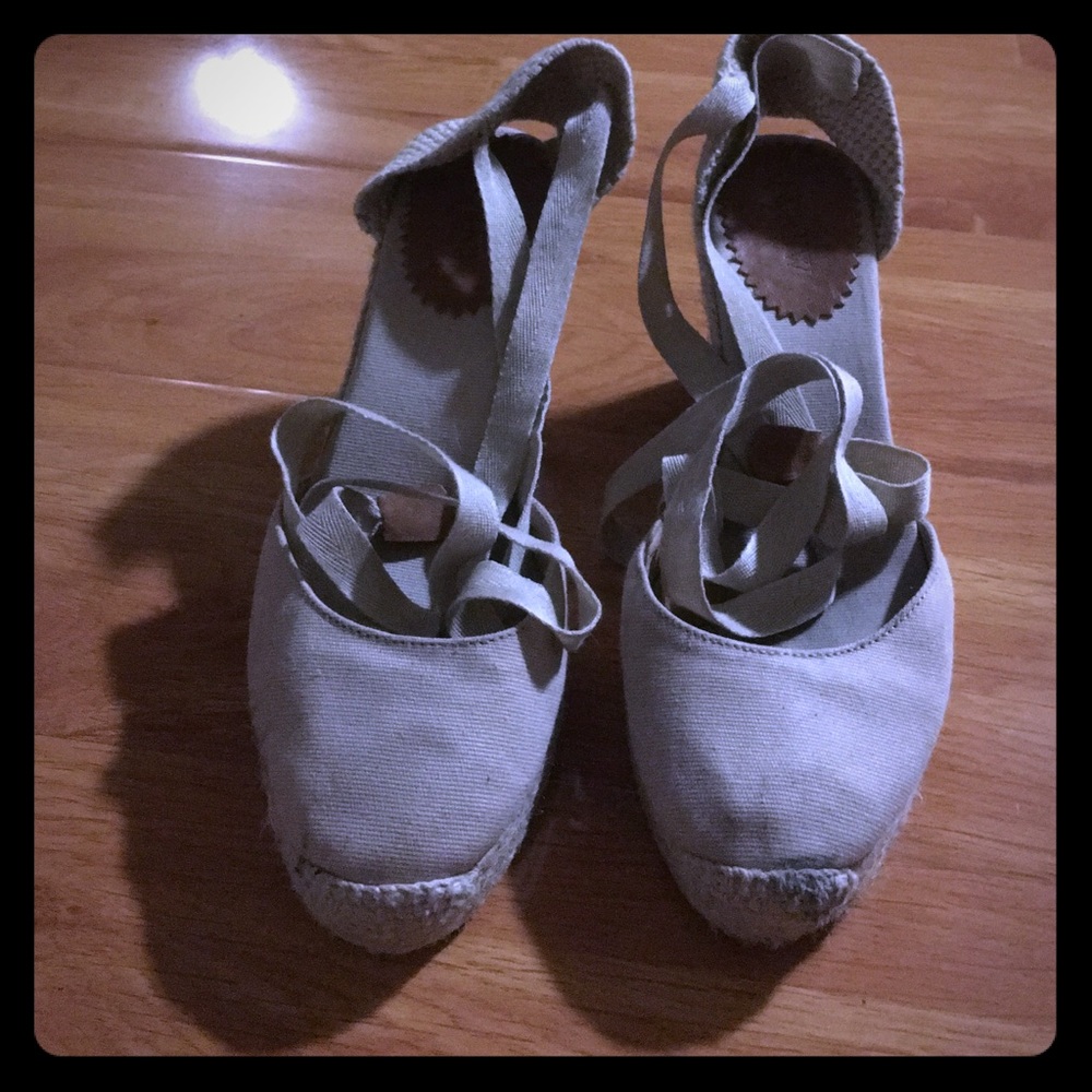 Wedge sandals with lace up design