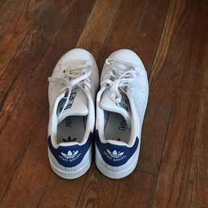 (8) Women's blue Adidas Stan Smith shoe