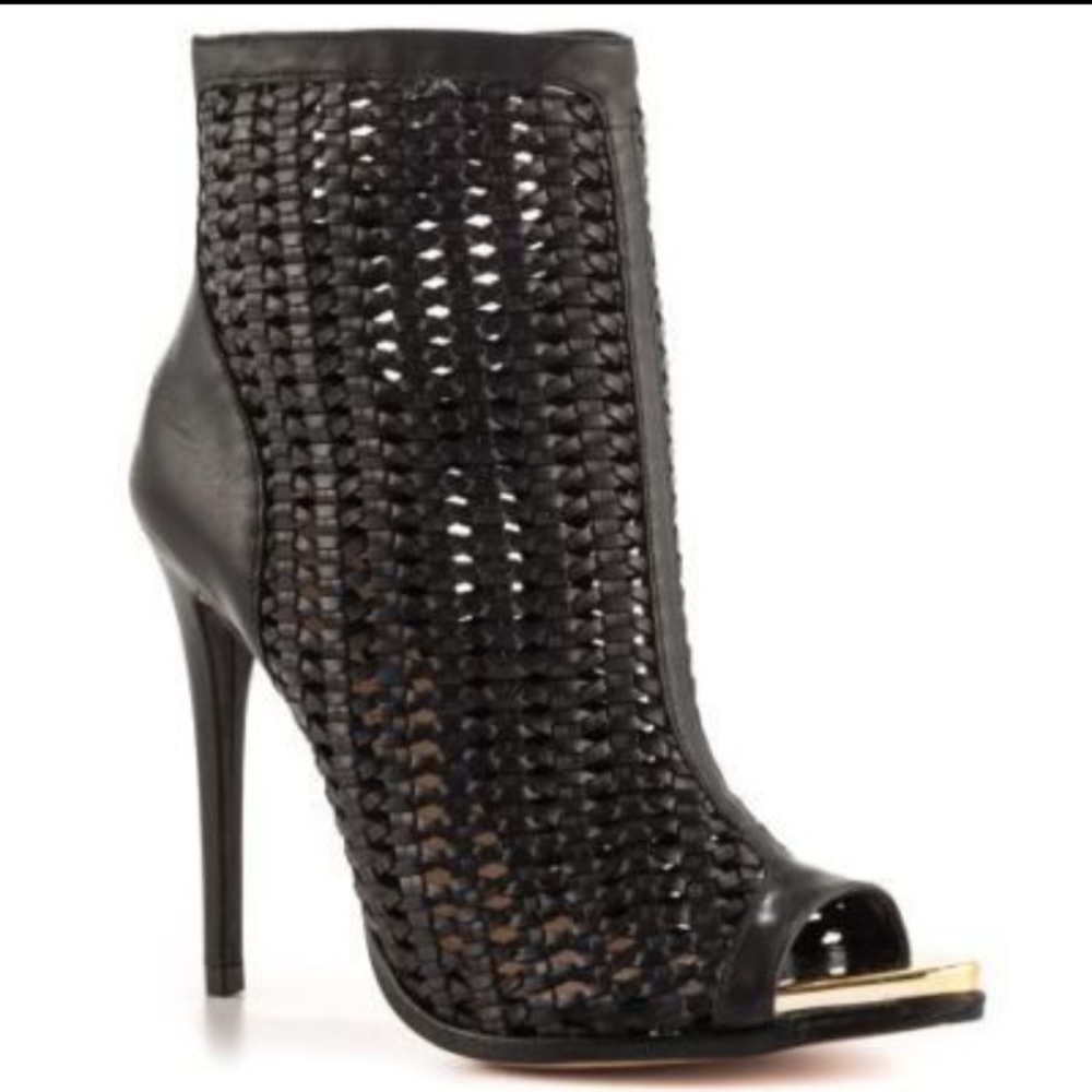 LOOKING FOR!!! SCHUTZ black pee toe bootie