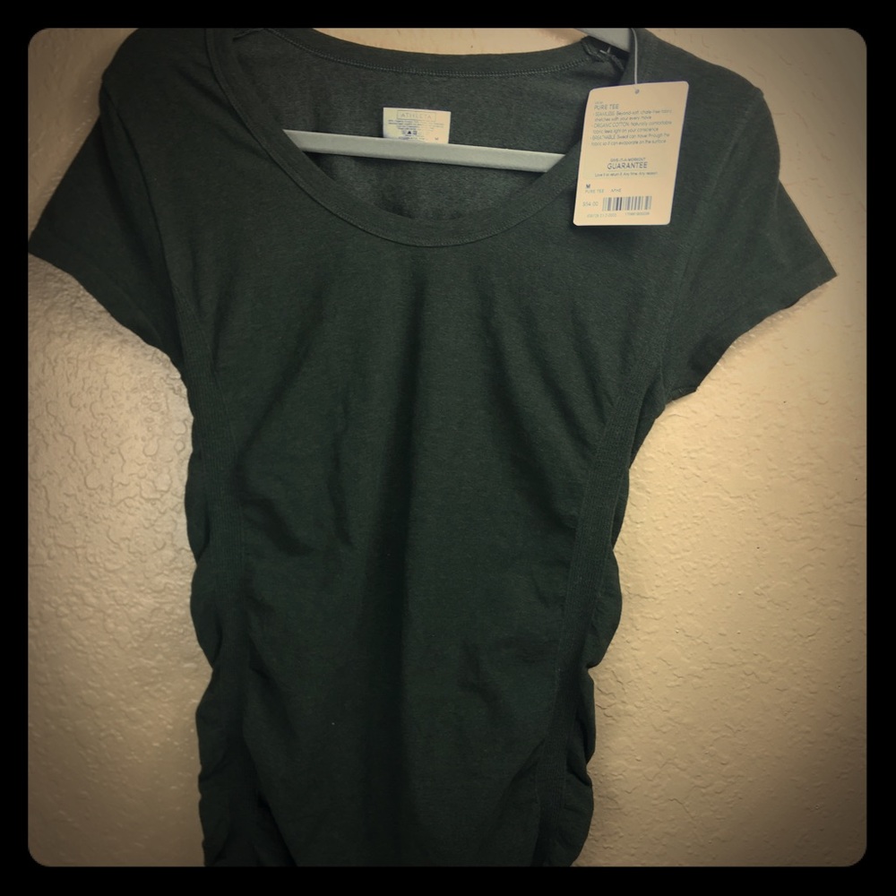 NWT Athleta top with ruching on sides. Sz M.