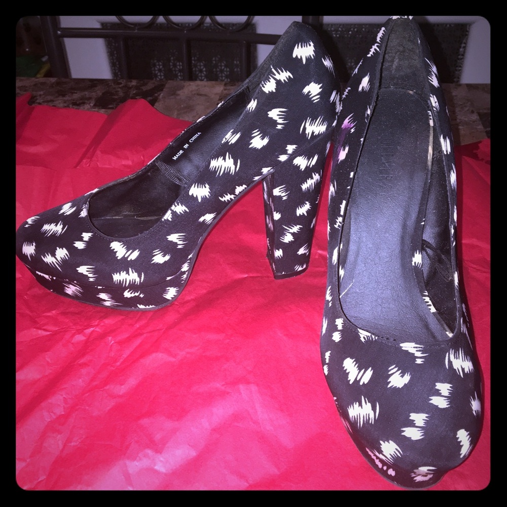 SOLD ‼️ Forever 21 Black and White Platform Heel