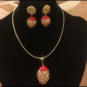 A beautiful pineapple - shaped Earrings & Pendant
