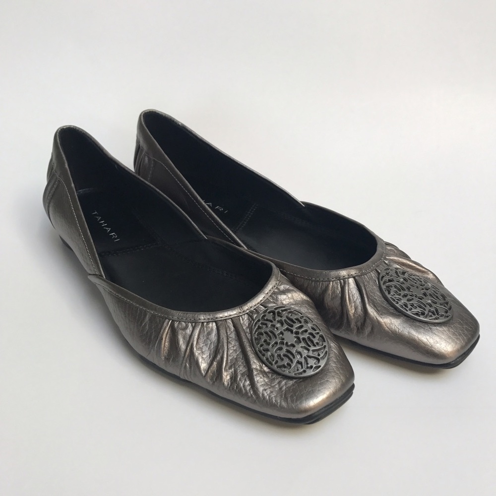 TAHARI Platinum Leather Chevonne Flats Size 8M