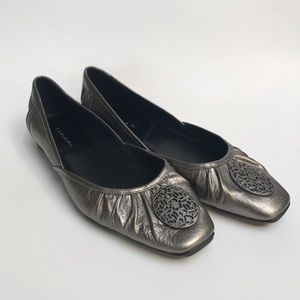 TAHARI Platinum Leather Chevonne Flats Size 8M