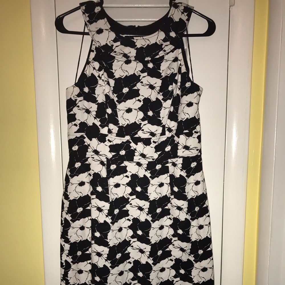 ADRIANNA PAPELL SHEATH DRESS.