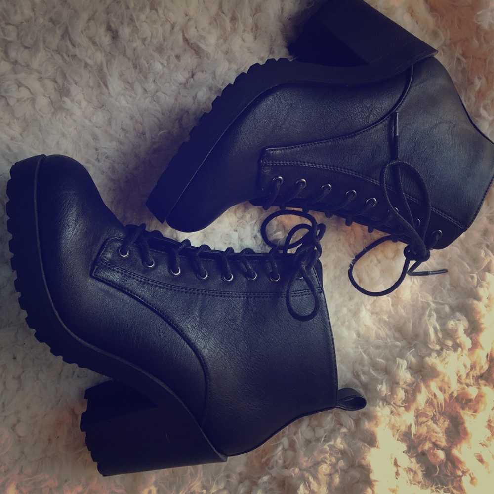 Thick sole ankle boots ☠️