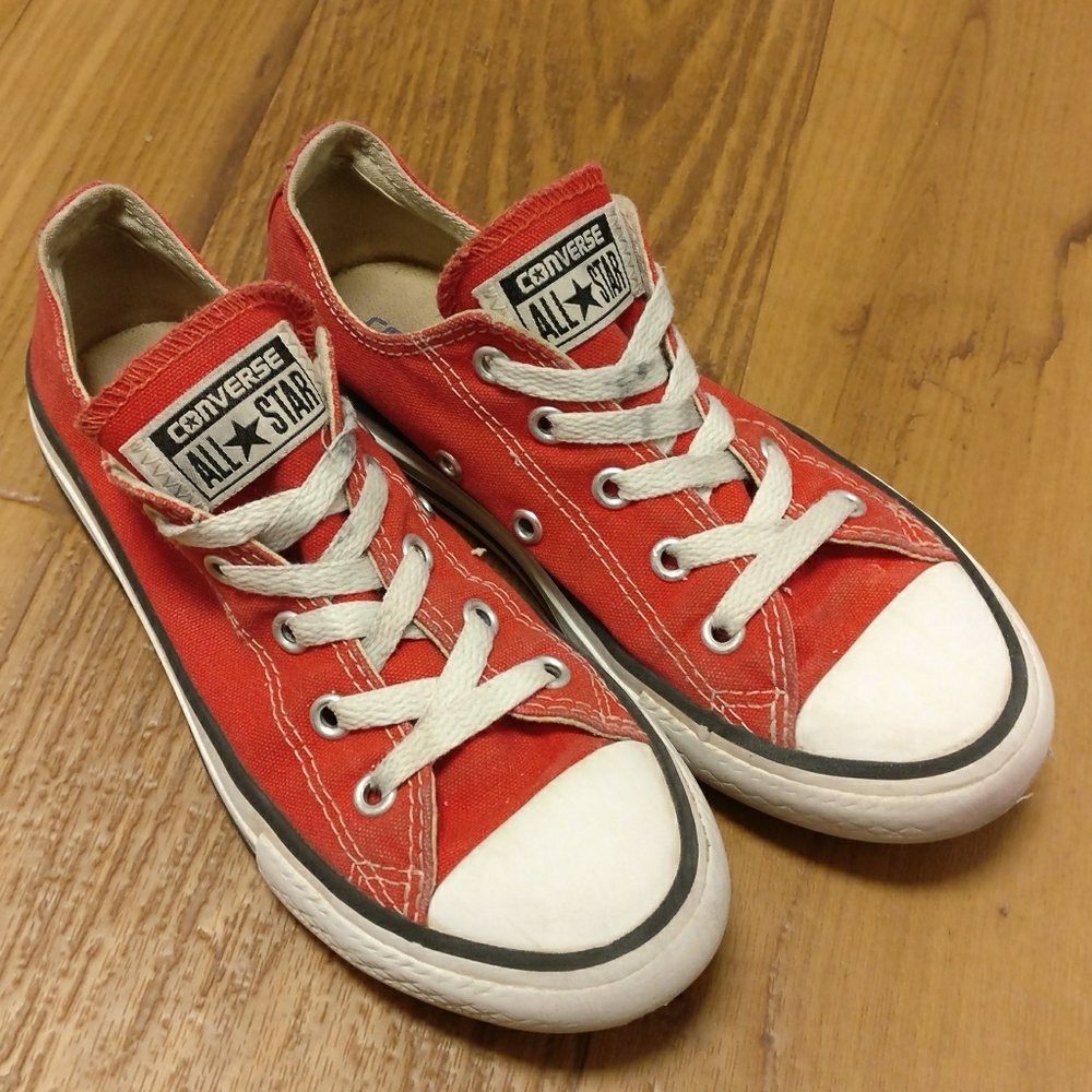 Red Converse Low Tops Youth - Picture 2 of 5