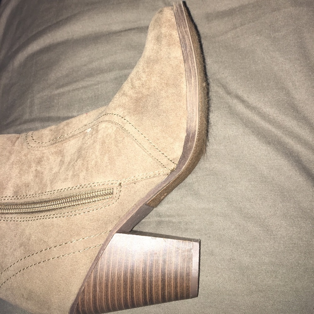 Boots - Picture 4 of 4