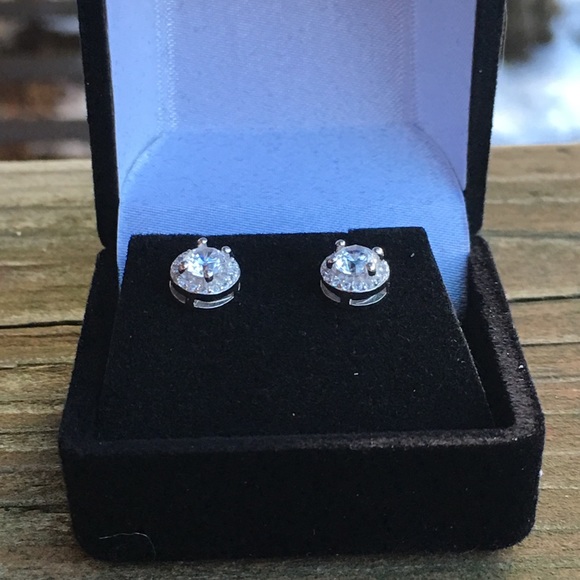 5⭐️ RATED NEW HEARTS AND ARROWS STUDS - Picture 5 of 8