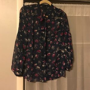 Sheer blouse, V necklace with tie