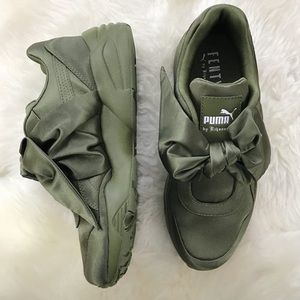 Meet your Posher, Tee