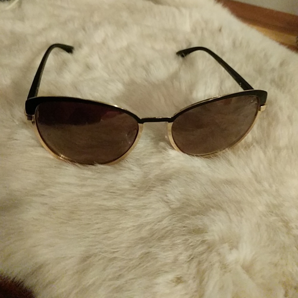 Jessica Simpson sunnies