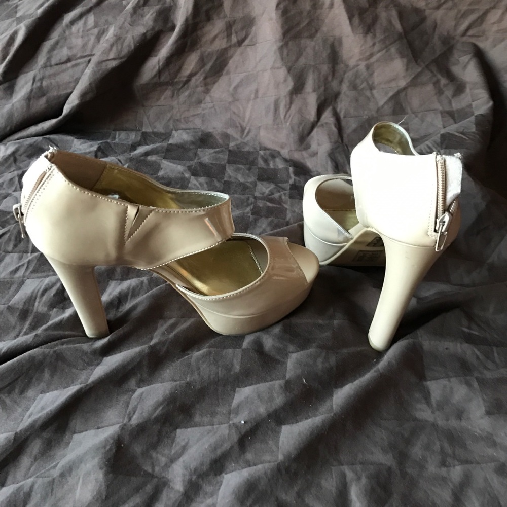 Shoes - Picture 3 of 4