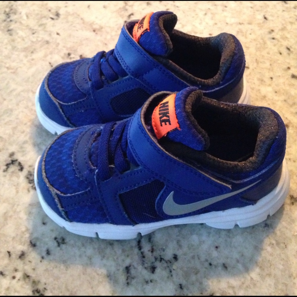 Blue nike toddler shoes