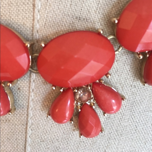 Coral and Gold Statement necklace - Picture 2 of 2