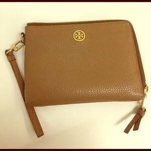 Tory Burch Robinson large Pebbled wristlet/wallet