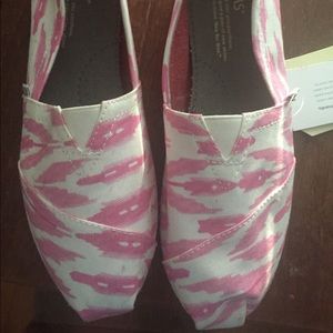 Ikat pink and white TOMS NWT (no box)
