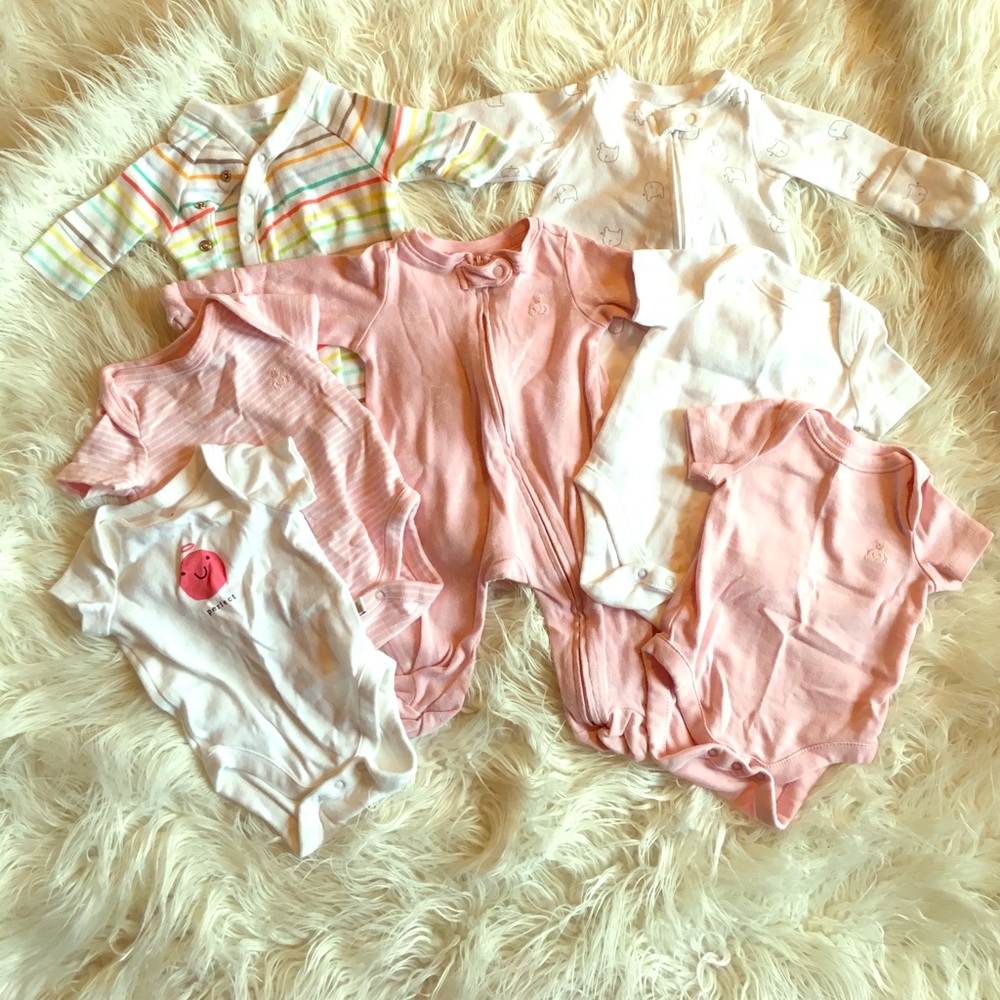 ▪️SOLD▪️Baby Gap Girl Newborn Sleepers and Onsies