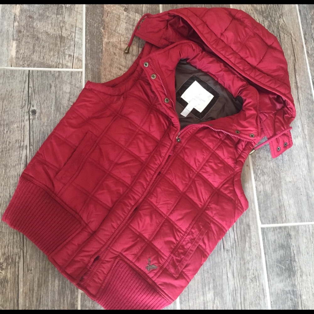 AE women's red vest