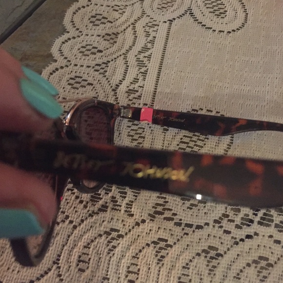 Super Cute Betsey Johnson's tortoise shell SEXY - Picture 3 of 4