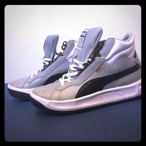 Super cute PUMA high tops, size 6!